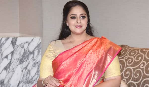 Actress-Nagma-lost-money-in-an-online-scam