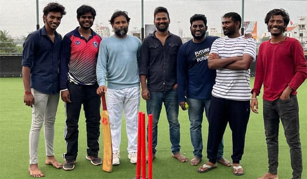 Attakaththi-Dinesh-in-cricket-practice
