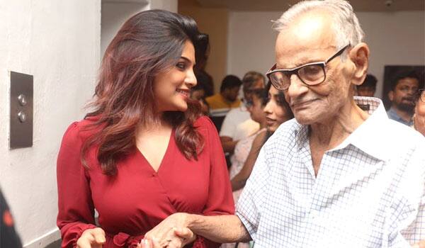 Aathmika-came-to-watch-the-film-with-her-90-year-old-grandfather