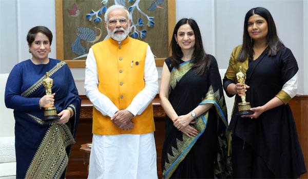 The-Elephant-Whisperers-team-met-PM-Modi