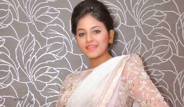 Anjali-acting-as-lawyer-in-her-50th-movie