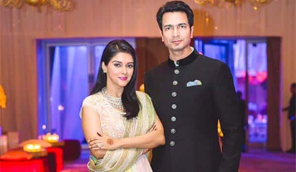 Asin-sparks-divorce-rumours-:-She-deletes-all-her-pictures-with-husband