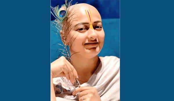 Gayatri-Raghuram-tonsure-her-hair-in-Tirupati