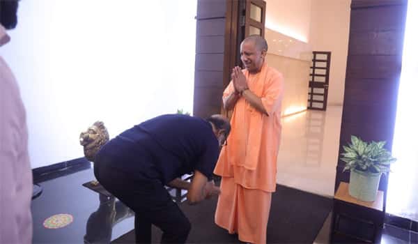 Rajini-got-blessed-by-falling-at-the-feet-of-Yogi-Adityanath!