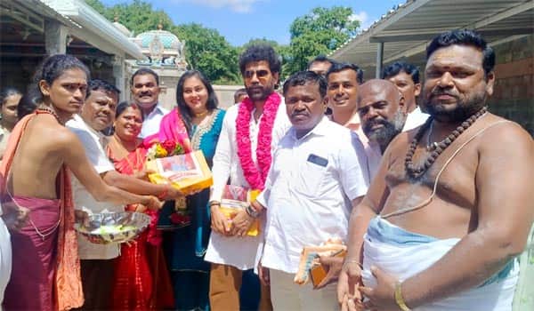 Actress-Namitha-with-husband-at-Chennimalai-Murugan-temple