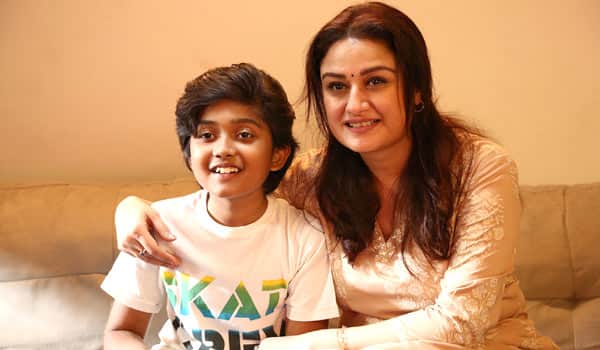 Sonia-Aggarwal-plays-the-mother