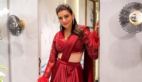A-fan-shocked-Kajal-Aggarwal-by-putting-his-hand-on-her-waist