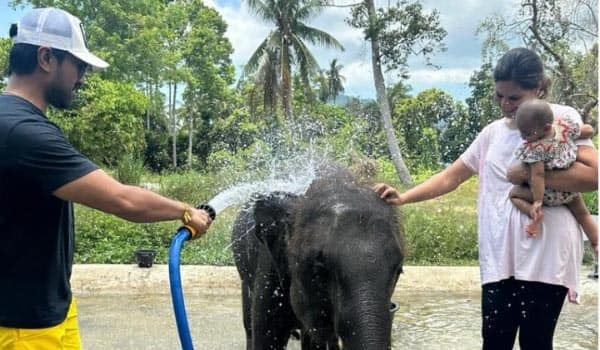 Ramcharan-bathed-the-baby-elephant-and-made-his-daughter-happy