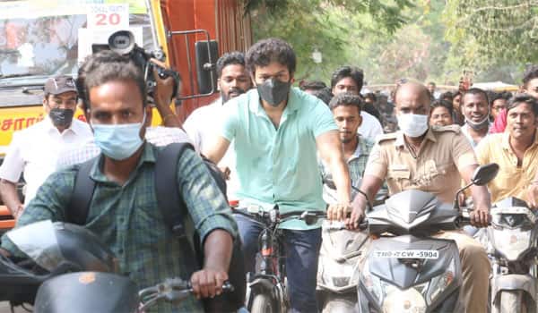Vijay-arrives-in-a-cycle-to-cast-his-vote