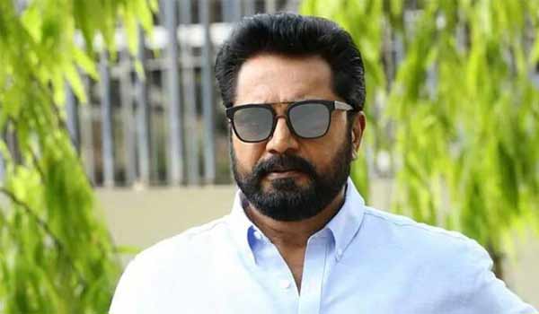 Sarathkumar-waiting-to-the-lunch-with-fans