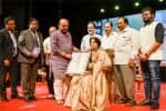 லட்சுமிக்கு வாழ்நாள் சாதனையாளர் விருது: கர்நாடக அரசு வழங்கியது