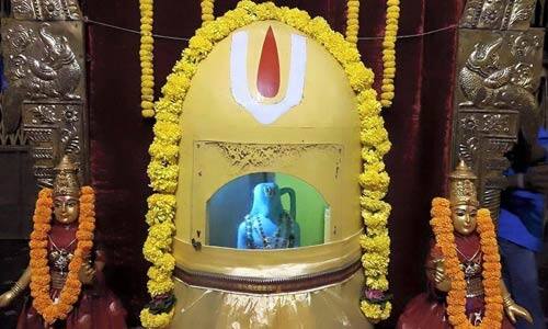 கோபத்துடன் நரசிம்மர் : தினமும் சந்தன அபிஷேகம் 