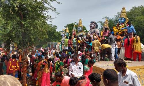 முடிவுக்கு வரும் ஆடி மாதம் : குலதெய்வ கோவில்களில் குவிந்த பக்தர்கள் 