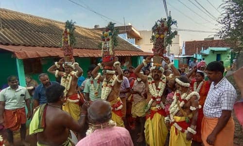 சக்தி மாரியம்மன் கோவில் திருவிழா: கரகம் எடுத்து பக்தர்கள் வழிபாடு